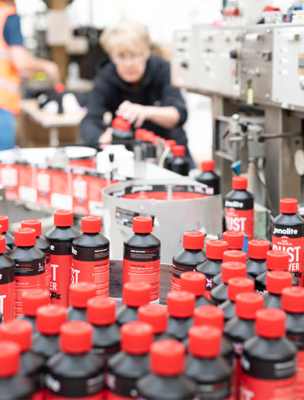 Bottle products being labelled and then shipped | Cedesa