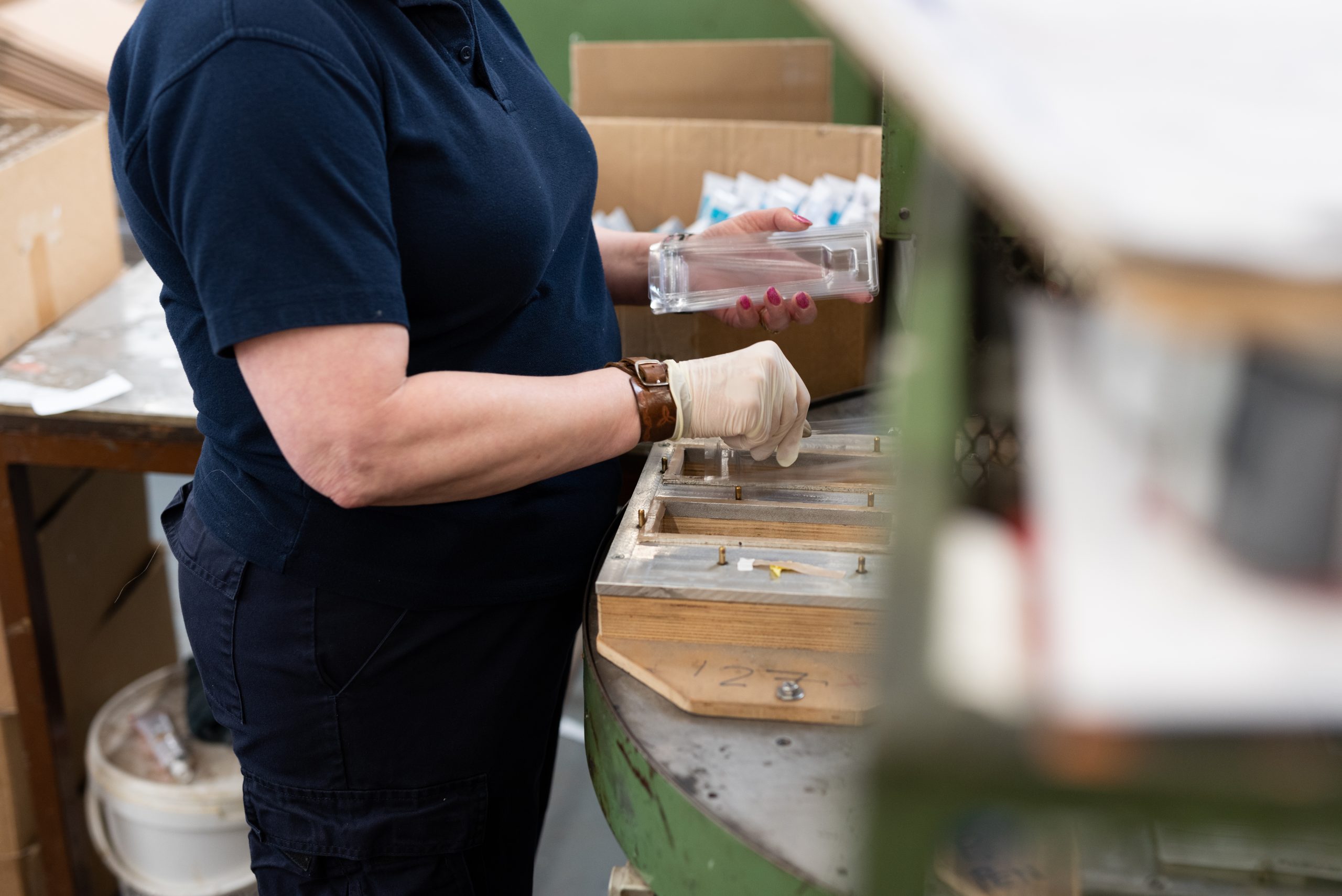 A man blisterpacking items into a box | Cedesa